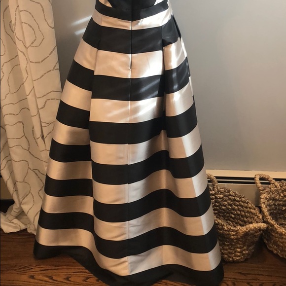 Beautiful gown with pockets!! - Picture 5 of 9